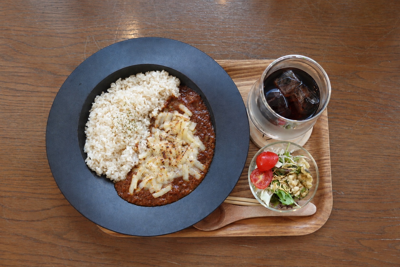 炙りチーズのハヤシライス 炙りチーズのハヤシライス。ルーから仕込んだ熱々のハヤシにたっぷりのチーズをのせ、バーナーで表面を炙ったCAFE木と本の看板メニュー